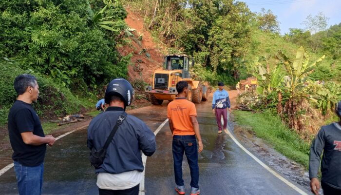 Kabupaten Sukabumi Dikepung Longsor, Akses Jalan Lumpuh