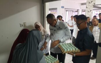 Wali Kota Sukabumi Ayep Zaki bersama Kepala Diskumindag Een Rukmini saat launching Pasar Lembursitu