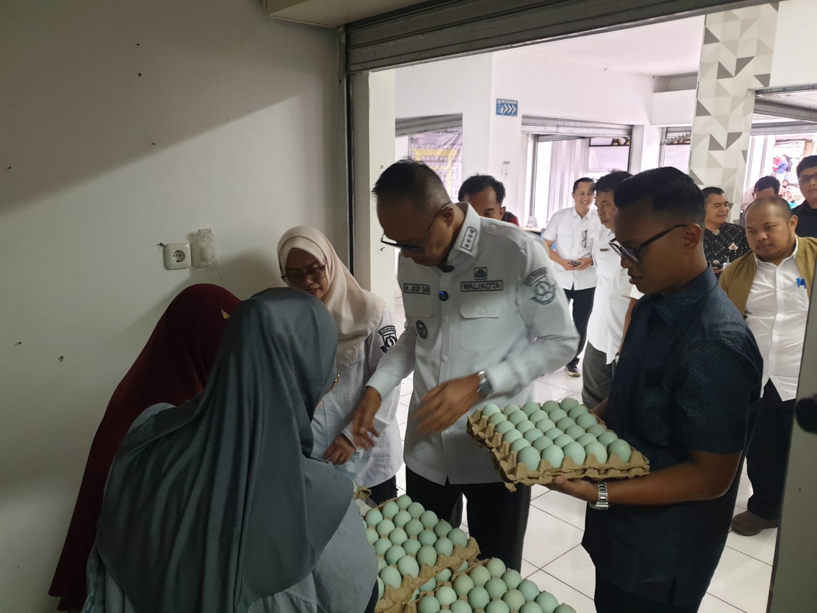 Wali Kota Sukabumi Ayep Zaki bersama Kepala Diskumindag Een Rukmini saat launching Pasar Lembursitu