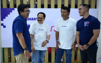 ULANG TAHUN: Angga Kusnan Qadafi, Tenaga Ahli Menteri Ketenagakerjaan Republik Indonesia, Direktur & Chief Regulatory Officer XLSMART, Merza Fachys, Direktur & Chief People Officer XLSMARTm Jeremiah Ratadhi dan Group Head dan Group Head Corporate Communications & Sustainability XLSMART, Reza Z. Mirza berfoto bersama saat peluncuran flagship CSR XLSMART Future Ready dalam rangkaian anniversary pertama di ICE BSD City, Sabtu (25/4)