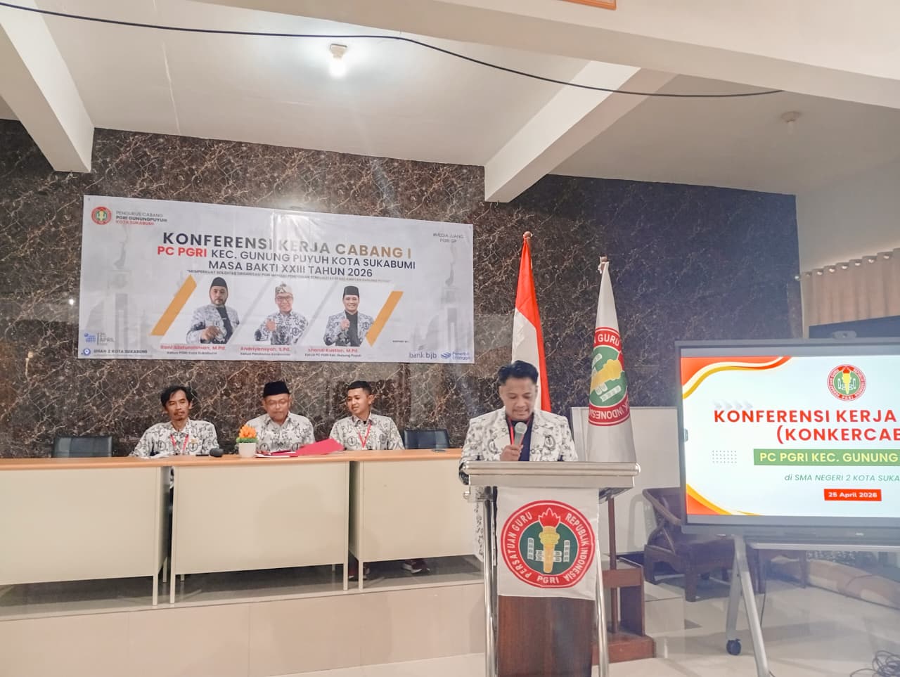 Ketua PC PGRI Gunungpuyuh, Shandi Kustian, membuka Konkercab I masa bakti XXIII di SMAN 2 Sukabumi