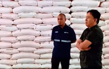Kepala Bidang Sarana Pertanian Distan Sukabumi bersama tim PT Pupuk Indonesia monitoring stok pupuk subsidi di Gudang Lini III Cibadak