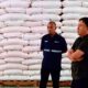 Kepala Bidang Sarana Pertanian Distan Sukabumi bersama tim PT Pupuk Indonesia monitoring stok pupuk subsidi di Gudang Lini III Cibadak