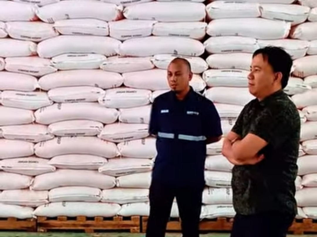 Kepala Bidang Sarana Pertanian Distan Sukabumi bersama tim PT Pupuk Indonesia monitoring stok pupuk subsidi di Gudang Lini III Cibadak