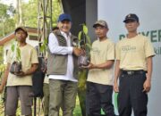Wamenhut Rohmat Marzuki Pimpin Penanaman Pohon di Sukabumi