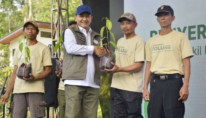 Wamenhut Rohmat Marzuki Pimpin Penanaman Pohon di Sukabumi
