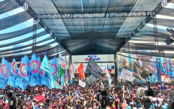 Ribuan buruh berbondong-bondong menuju panggung utama Monas sejak pagi peringatan May Day 2026