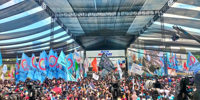 Ribuan buruh berbondong-bondong menuju panggung utama Monas sejak pagi peringatan May Day 2026