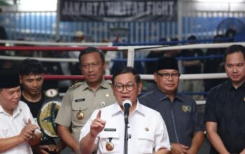 Gubernur DKI Jakarta Pramono Anung meresmikan Arena Ring Tinju di kolong flyover Pasar Rebo, Jakarta Timur, Senin (18/5/2026).