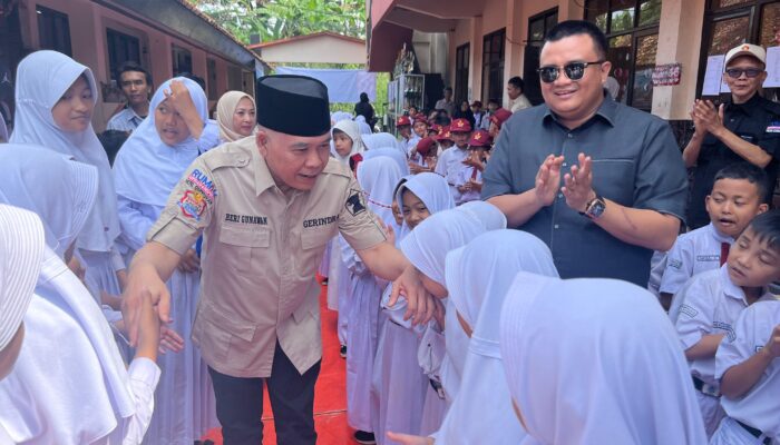 Ratusan Siswa Riuh Sambut Hergun di SDN 1 Mangkalaya