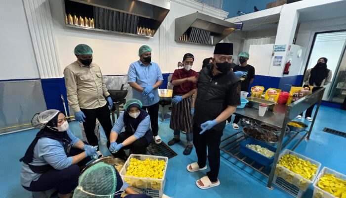 Legislator Senayan Pantau Produksi Ribuan Porsi Gizi di Sukabumi