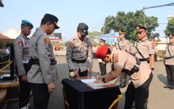 Kapolres Sukabumi Kota, AKBP Sentot Kunto Wibowo, memimpin upacara serah terima jabatan di halaman Mapolres Sukabumi Kota.(FOTO: IST)