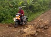 Gelap, Berlumpur, dan Berbahaya: Potret Jalan Rusak di Gegerbitung