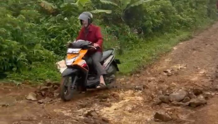 Gelap, Berlumpur, dan Berbahaya: Potret Jalan Rusak di Gegerbitung