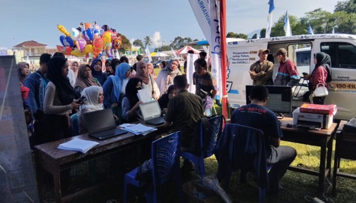 Disdukcapil Hadir di Tengah Euforia Nobar Persib