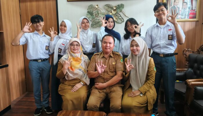 Keren! SMAN 3 Sukabumi Juara Debat Bahasa Inggris dan Indonesia