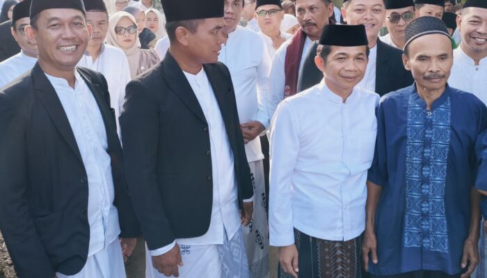 Om Zein Shalat Idul Adha Bareng Warga Desa Bojong Barat dan Serahkan Hewan Kurban dari Prabowo