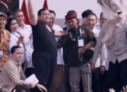 Aksi Spontan Prabowo Lempar Baju Safari, Buruh Sorak Sorai di Monas