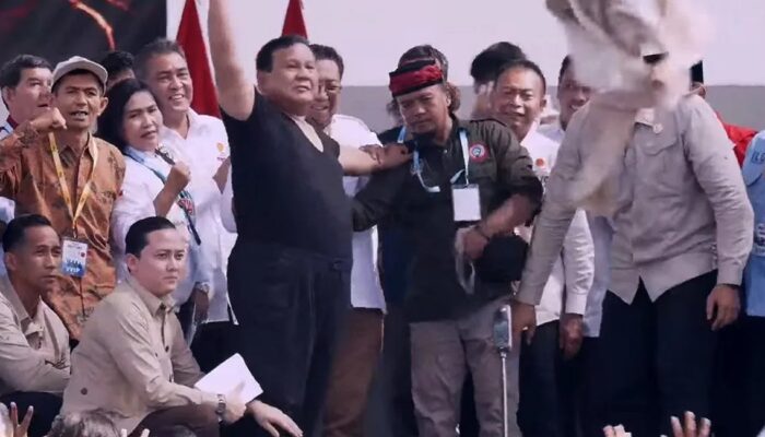 Aksi Spontan Prabowo Lempar Baju Safari, Buruh Sorak Sorai di Monas