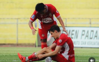 Pemain Semen Padang tertunduk lesu seusai kalah dari Madura United pada laga pekan ke-30 Super League 2025-2026 di Stadion Haji Agus Salim kemarin. Semen Padang di ambang degradasi ke Liga 2 musim depan seusai menelan kekalahan ini. Foto: Insatgram @semenpadangfc.id