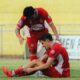 Pemain Semen Padang tertunduk lesu seusai kalah dari Madura United pada laga pekan ke-30 Super League 2025-2026 di Stadion Haji Agus Salim kemarin. Semen Padang di ambang degradasi ke Liga 2 musim depan seusai menelan kekalahan ini. Foto: Insatgram @semenpadangfc.id