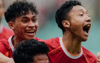 SELEBRASI PROMOSI: Para pemain Garudayaksa FC merayakan kemenangan 3-1 atas Persikad Depok di Stadion Pakansari, Bogor, Sabtu (2/5), yang memastikan tim berjuluk Spirit of Garuda promosi ke Super League musim depan.