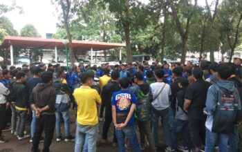 DIGERUDUK: Buruh PT Star Comgistic saat mendatangi Gedung Negara Pendopo Sukabumi, Jalan Raya Ahmad Yani, Kecamatan Warudoyong, Kota Sukabumi, Kamis (02/04).(dok Radar Sukabumi)