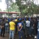 DIGERUDUK: Buruh PT Star Comgistic saat mendatangi Gedung Negara Pendopo Sukabumi, Jalan Raya Ahmad Yani, Kecamatan Warudoyong, Kota Sukabumi, Kamis (02/04).(dok Radar Sukabumi)
