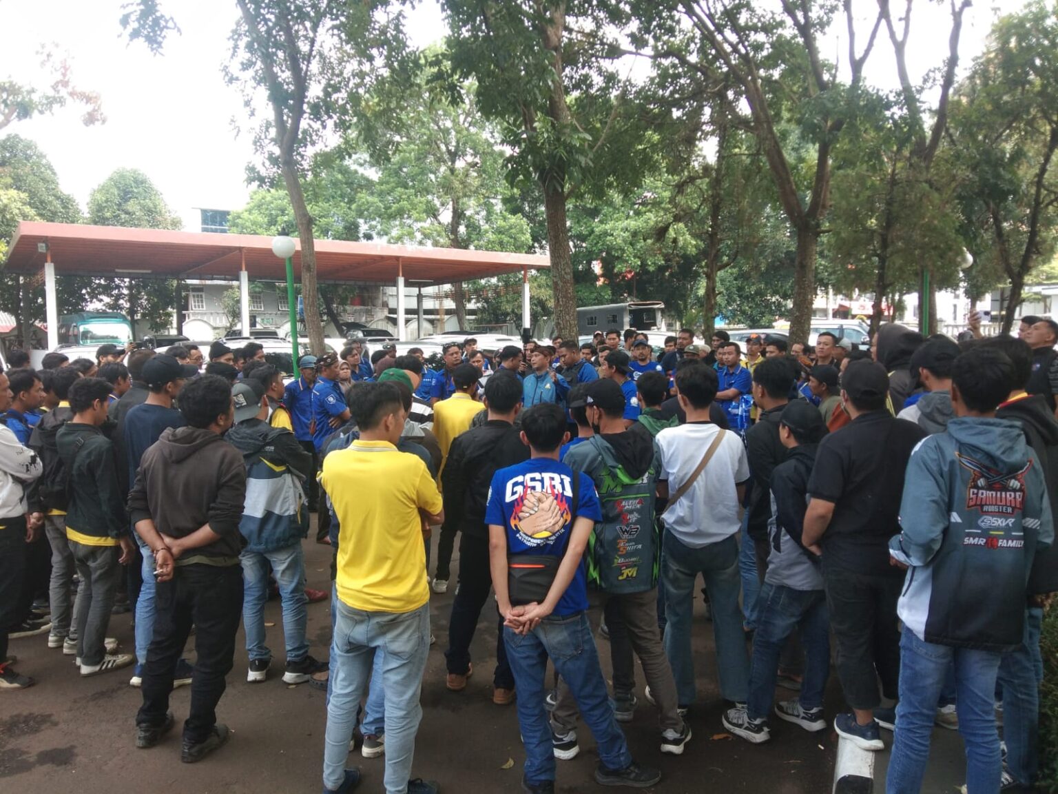DIGERUDUK: Buruh PT Star Comgistic saat mendatangi Gedung Negara Pendopo Sukabumi, Jalan Raya Ahmad Yani, Kecamatan Warudoyong, Kota Sukabumi, Kamis (02/04).(dok Radar Sukabumi)