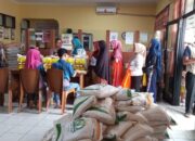 Beras dan Minyak Goreng Disalurkan ke Ribuan Warga Cibeureum