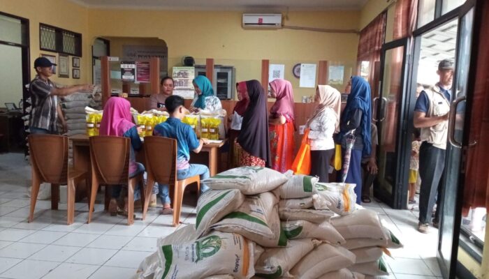 Beras dan Minyak Goreng Disalurkan ke Ribuan Warga Cibeureum