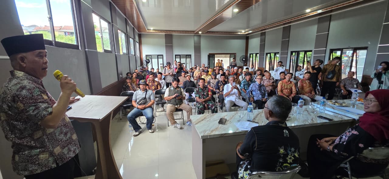 Anggota Komisi II DPR RI, Heri Gunawan, memberikan arahan pada sosialisasi Pendidikan Pemilih Berkelanjutan di Desa Mekarsari, Cicurug