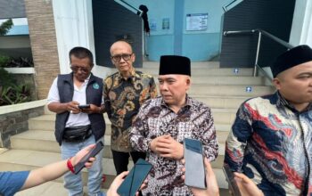 DIWAWANCARAI: Anggota Komisi II DPR RI, Heri Gunawan, saat diwawancarai Radar Sukabumi terkait progres pemekaran Kabupaten Sukabumi Utara (KSU) di Universitas Muhammadiyah Sukabumi (UMMI), Sabtu (02/05).(FOTO: DENDI/RADAR SUKABUMI )