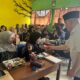 DAPAT UANG TUNAI: Anggota Komisi II DPR RI, Heri Gunawan, memberikan uang kepada siswi MAN 1 Kota Sukabumi, Senin (4/5).