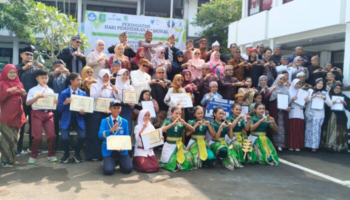 Beasiswa Bercahaya Rp1,37 Miliar Diluncurkan di Hardiknas
