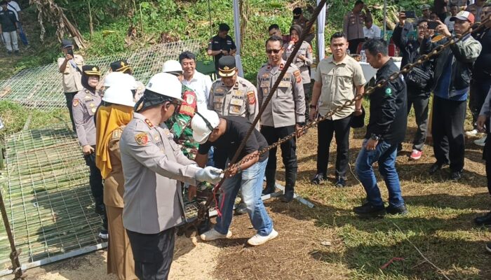 Polres Sukabumi Kota Wujudkan Kepedulian Lewat Revitalisasi Jembatan