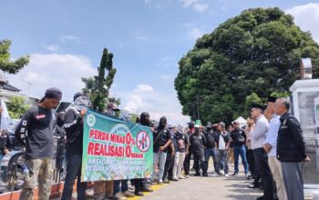  AKSI DEMO: Massa GARIS Sukabumi Raya saat berunjuk rasa di depan Balai Kota Sukabumi, Selasa (5/4).(FOTO: Bambang/Radar Sukabumi)