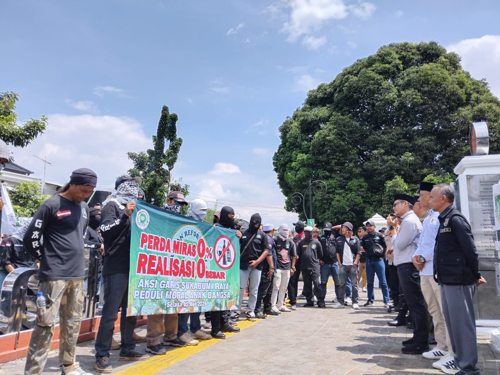  AKSI DEMO: Massa GARIS Sukabumi Raya saat berunjuk rasa di depan Balai Kota Sukabumi, Selasa (5/4).(FOTO: Bambang/Radar Sukabumi)