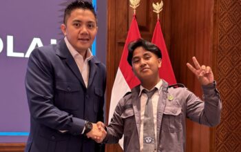 Andika Saputra berfoto bersama Sekretaris Kabinet RI, Teddy Indra Wijaya, usai berkeliling istana dalam program “Istana untuk Anak Sekolah