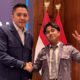 Andika Saputra berfoto bersama Sekretaris Kabinet RI, Teddy Indra Wijaya, usai berkeliling istana dalam program “Istana untuk Anak Sekolah