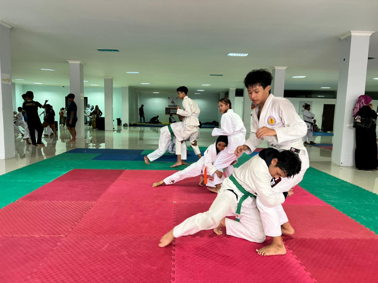 Atlet Jujitsu Kota Sukabumi saat berlatih di GOR Merdeka.