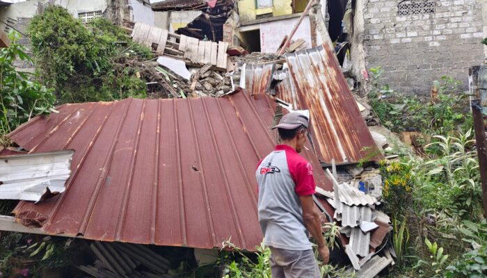 Bangunan Tiga Lantai Ambruk di Cisaat, Akses Warga Terputus