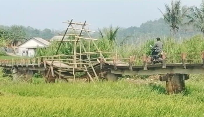 Delapan Tahun Rusak, Jembatan Caringin Tak Kunjung Diperbaiki