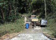 Tanpa Anggaran Pemerintah, Warga Swadaya Perbaiki Jalan Rawan Kecelakaan