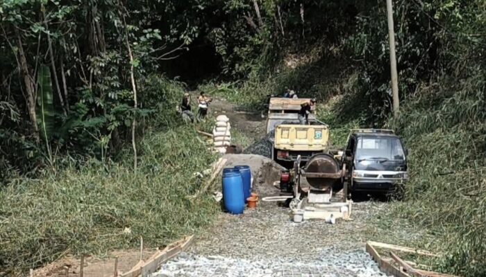 Tanpa Anggaran Pemerintah, Warga Swadaya Perbaiki Jalan Rawan Kecelakaan