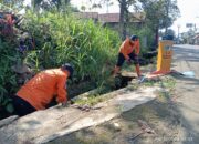 BPBD Kota Sukabumi Bersihkan Saluran Air Tersumbat Sampah