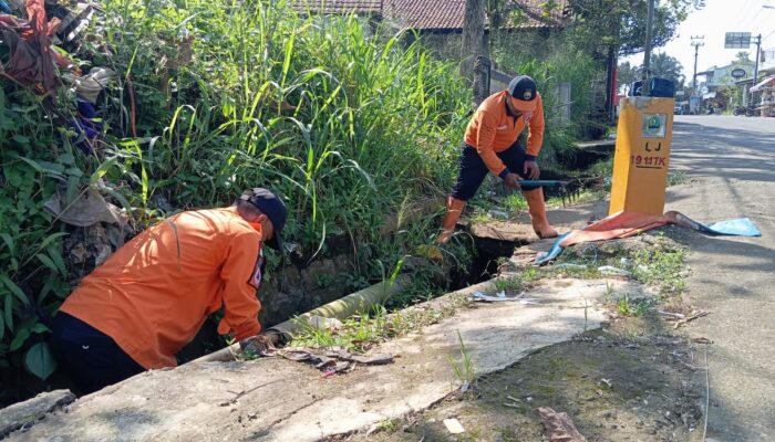 BPBD Kota Sukabumi Bersihkan Saluran Air Tersumbat Sampah