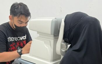 PD Waluya Kota Sukabumi saat menggelar pemeriksaan kacamata gratis di Puskesmas
