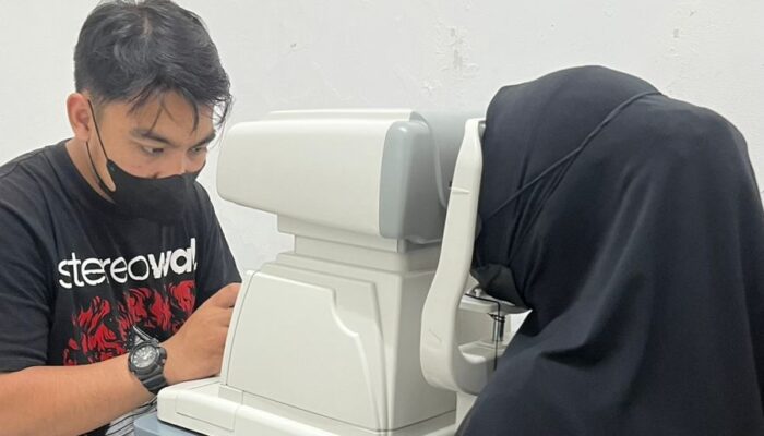 Optik Waluya Gelar Pemeriksaan Mata Gratis di Puskesmas