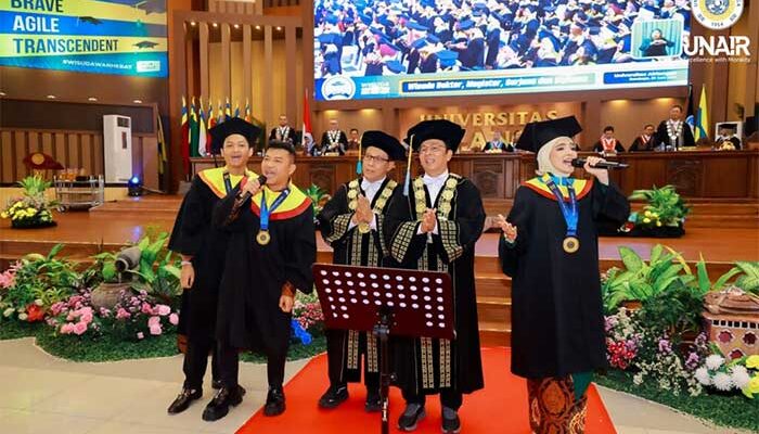 Anang Hermansyah Wisuda Bersama Istri dan Anak di Unair